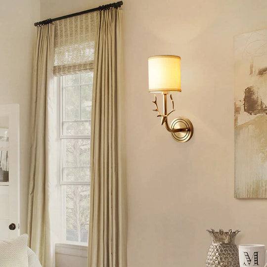 Kupferne Wandleuchte aus Kupfer im Schrankstil mit Geweih im Flur und Schlafzimmer