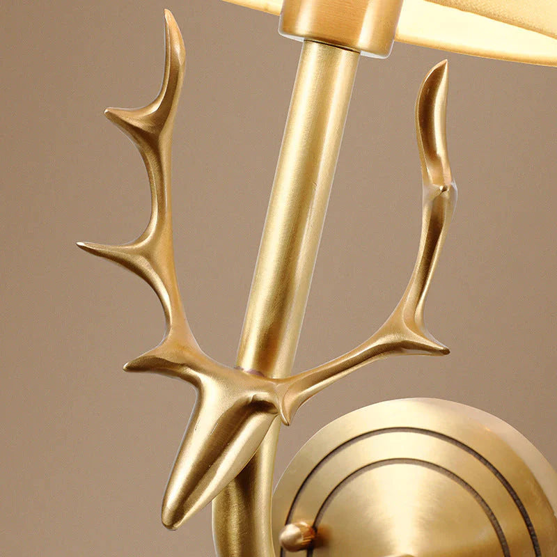 Kupferne Wandleuchte aus Kupfer im Schrankstil mit Geweih im Flur und Schlafzimmer