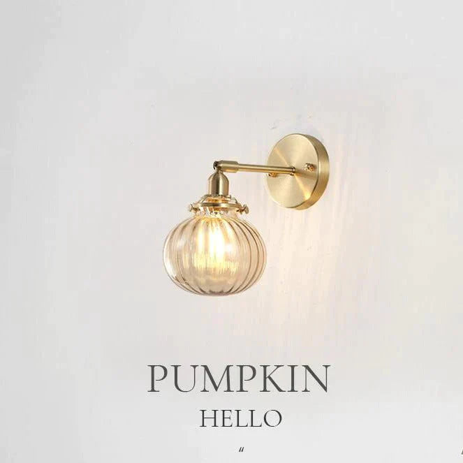 Die Nachttischlampe aus Kupfer im nordischen Schlafzimmer