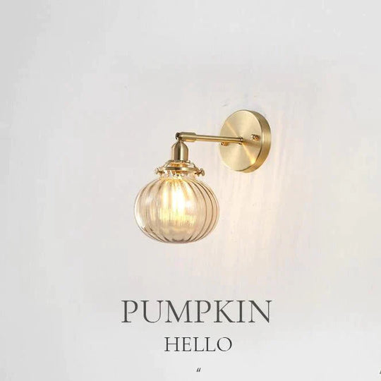 Die Nachttischlampe aus Kupfer im nordischen Schlafzimmer