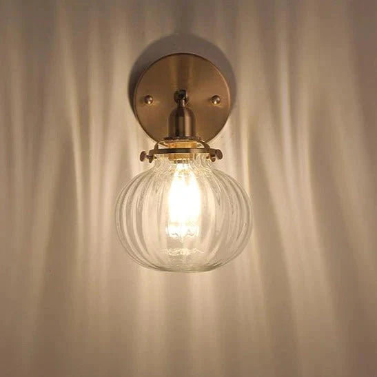 Die Nachttischlampe aus Kupfer im nordischen Schlafzimmer