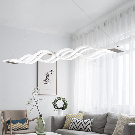 Linearer Kronleuchter-Anhänger Iron Surge mit minimalistischem weißem LED-Design in warmweißem Licht für den Tisch