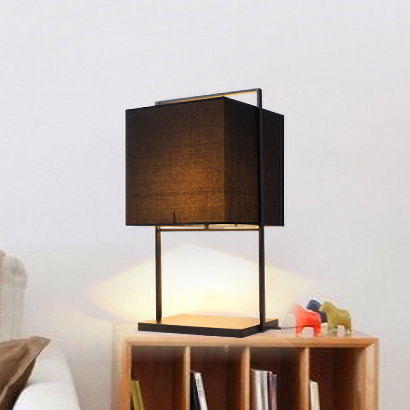 Ruby - Moderne Würfel-Nachttischlampe aus Stoff, Schwarz