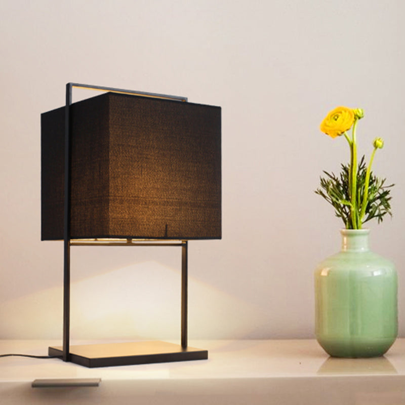 Ruby - Moderne Würfel-Nachttischlampe aus Stoff, Schwarz