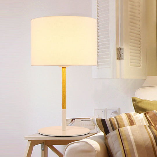Lillian – Nachttischlampe im Trommel-Stil aus Stoff im Landhausstil