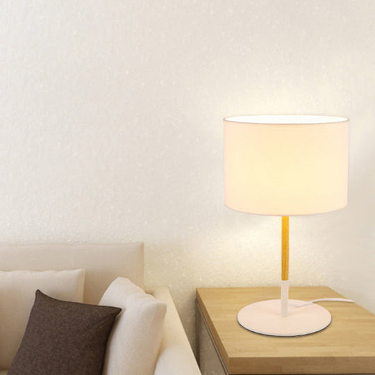 Lillian – Nachttischlampe im Trommel-Stil aus Stoff im Landhausstil
