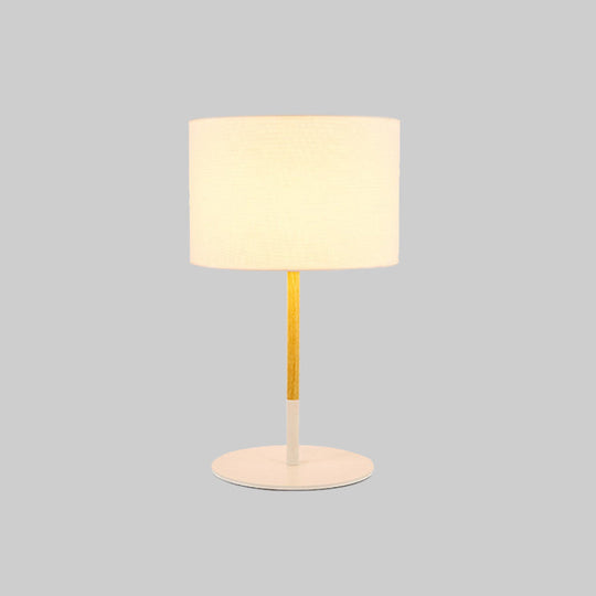Lillian – Nachttischlampe im Trommel-Stil aus Stoff im Landhausstil