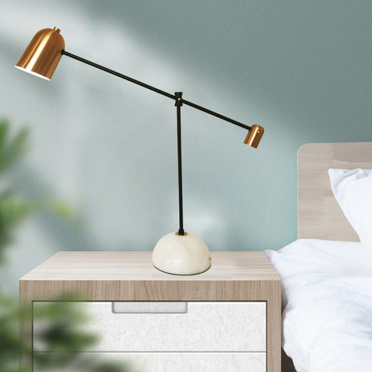 Algedi – Designer-Schreibtischlampe aus weißem Messing: Glockenförmiger Metallschirm, ausbalancierter Arm,