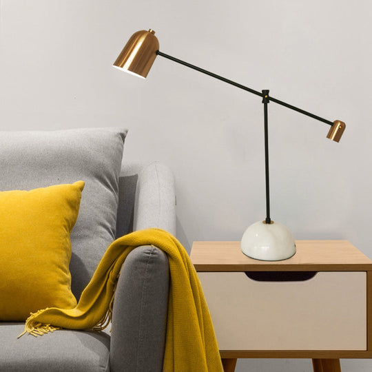 Algedi – Designer-Schreibtischlampe aus weißem Messing: Glockenförmiger Metallschirm, ausbalancierter Arm,