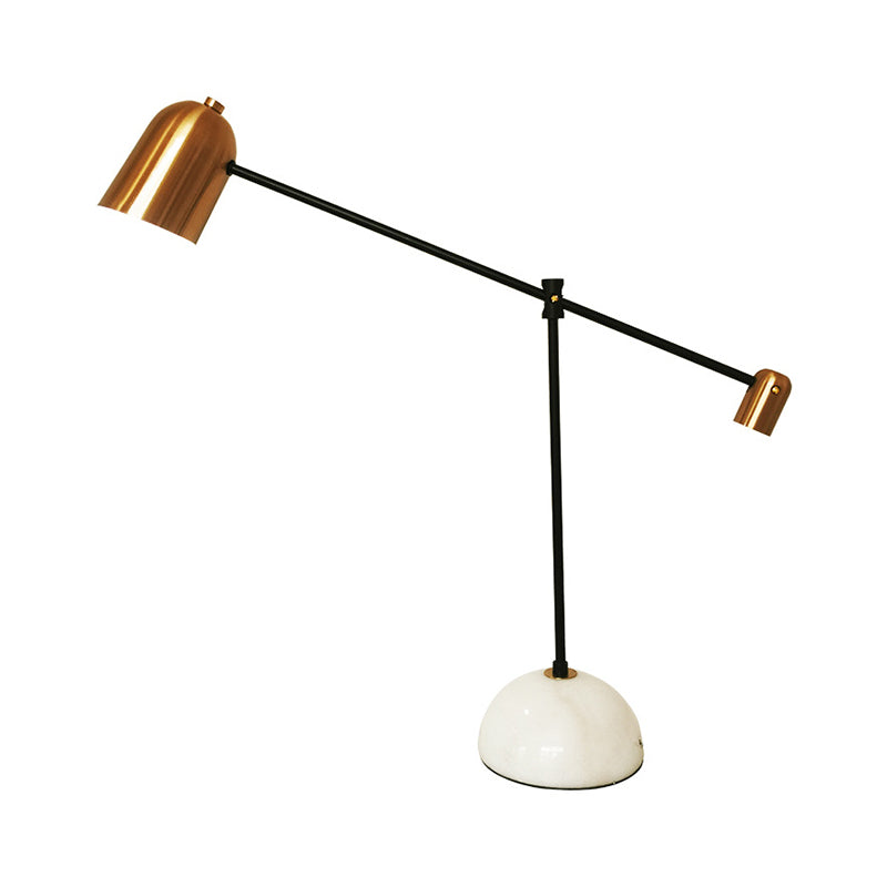 Algedi – Designer-Schreibtischlampe aus weißem Messing: Glockenförmiger Metallschirm, ausbalancierter Arm,