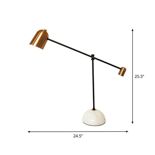 Algedi – Designer-Schreibtischlampe aus weißem Messing: Glockenförmiger Metallschirm, ausbalancierter Arm,