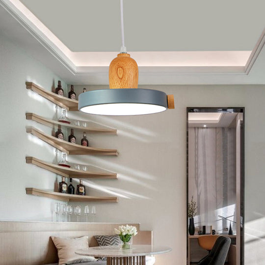 Moderne runde Hängelampe aus Metall mit 1 Pendelleuchte und Holzplatte – perfekt für das Wohnzimmer