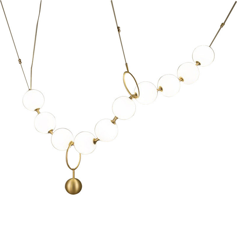 Nordischer Kronleuchter aus Opalglas für das Esszimmer – 10-flammige runde Hängedeckenleuchte mit elegantem Halskettendesign in Gold