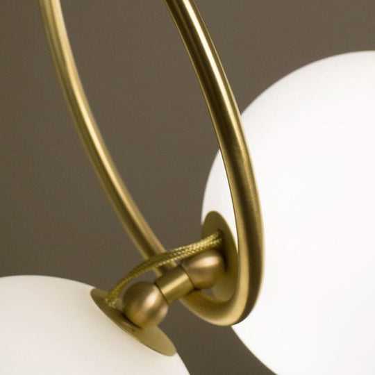 Nordischer Kronleuchter aus Opalglas für das Esszimmer – 10-flammige runde Hängedeckenleuchte mit elegantem Halskettendesign in Gold