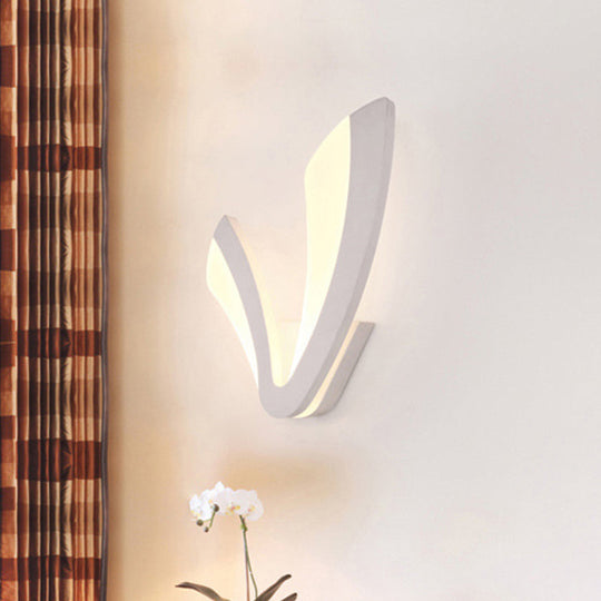 Sleek Led Wall Sconce In White - Perfect For Bedside Mounting