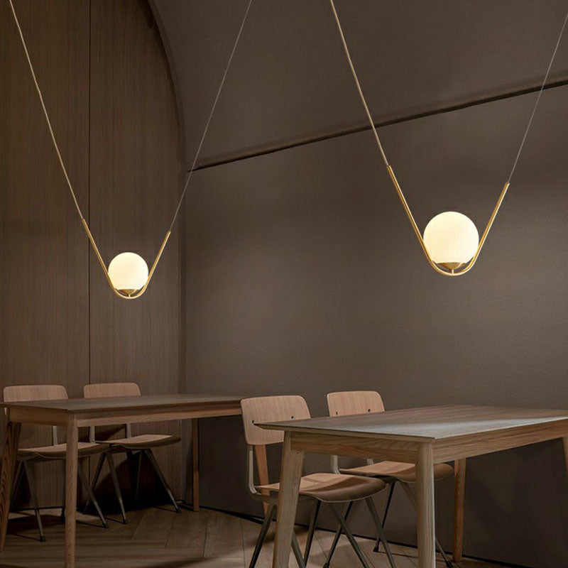 Simplicity Pendelleuchte aus weißem Glas und Gold mit Kugel-Hängedesign