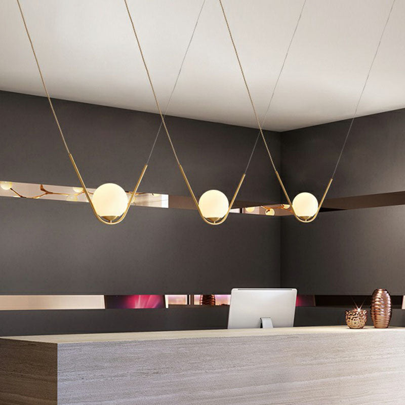 Simplicity Pendelleuchte aus weißem Glas und Gold mit Kugel-Hängedesign