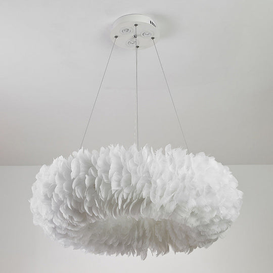 Moderne Pendelleuchte mit Federn in Weiß für Schlafzimmer mit Aufhängung