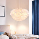 Moderne Pendelleuchte mit Federn in Weiß für Schlafzimmer mit Aufhängung