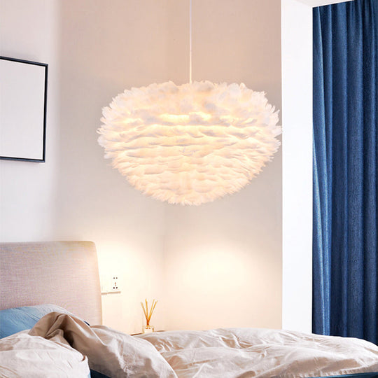 Moderne Pendelleuchte mit Federn in Weiß für Schlafzimmer mit Aufhängung