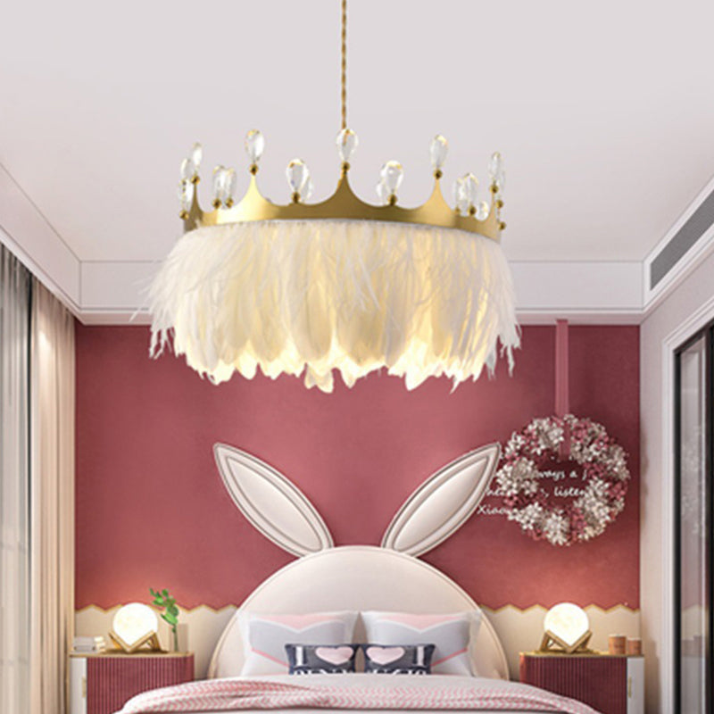 Gold Crown Chandelier: Künstlerische Feder-Hängeleuchte mit Kristalldeko