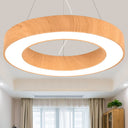 Minimalistische LED-Pendelleuchte für Besprechungsräume: Helles Holzkreisdesign mit Metallakzenten