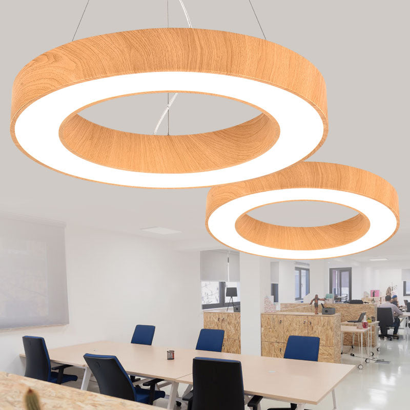 Minimalistische LED-Pendelleuchte für Besprechungsräume: Helles Holzkreisdesign mit Metallakzenten