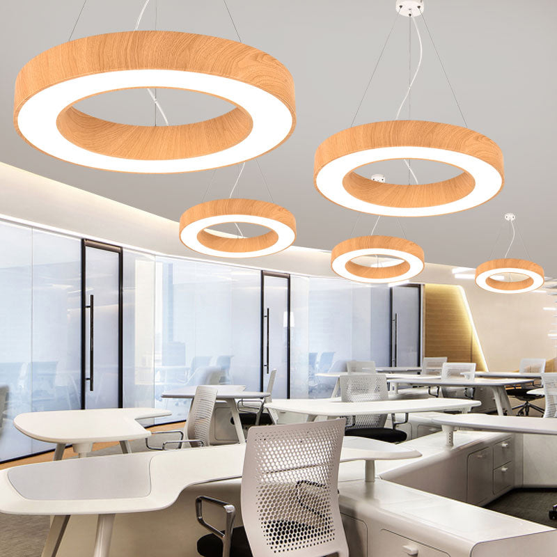 Minimalistische LED-Pendelleuchte für Besprechungsräume: Helles Holzkreisdesign mit Metallakzenten
