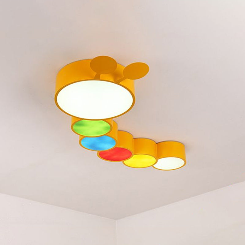 Licht fürs Lernen: Gelbe LED-Deckenleuchte aus Metall mit niedlichem Cartoon-Raupen-Design für Kindergartenräume 