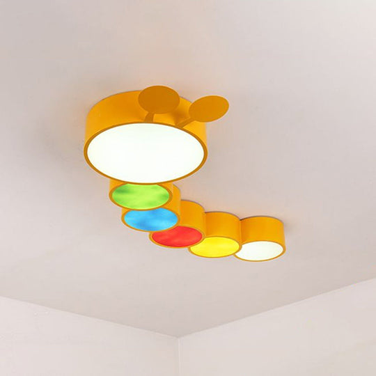 Licht fürs Lernen: Gelbe LED-Deckenleuchte aus Metall mit niedlichem Cartoon-Raupen-Design für Kindergartenräume 