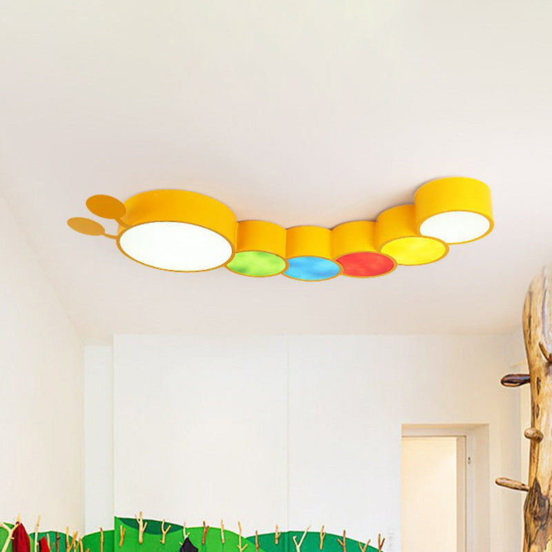 Licht fürs Lernen: Gelbe LED-Deckenleuchte aus Metall mit niedlichem Cartoon-Raupen-Design für Kindergartenräume 