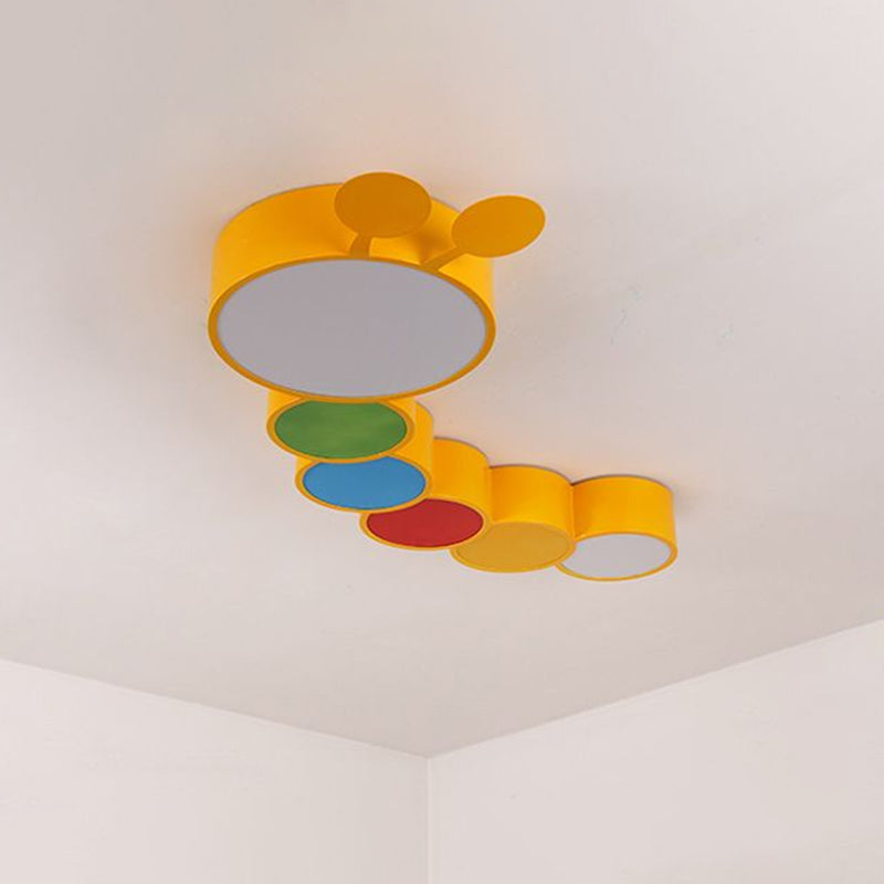 Licht fürs Lernen: Gelbe LED-Deckenleuchte aus Metall mit niedlichem Cartoon-Raupen-Design für Kindergartenräume 