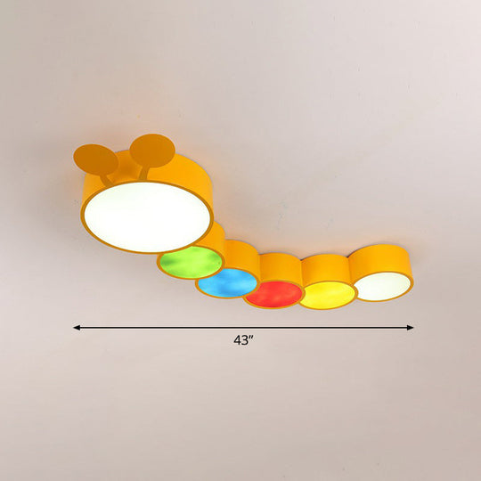 Licht fürs Lernen: Gelbe LED-Deckenleuchte aus Metall mit niedlichem Cartoon-Raupen-Design für Kindergartenräume 