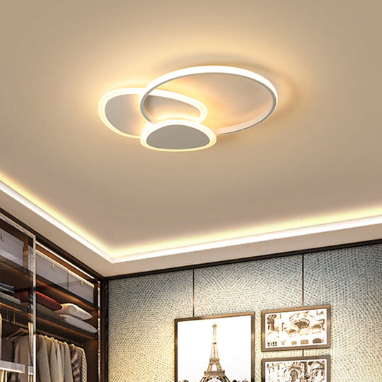 Stylish Flaky Triangle Ceiling Light: Modern Acrylic Led Flush Mount Lamp (16’/18’ W) In