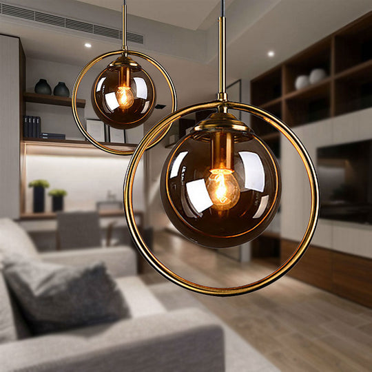 1-flammige Pendelleuchte mit Glaskugel und Ringrahmen – postmodernes Design