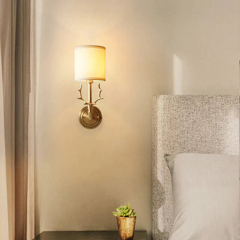 Kupferne Wandleuchte aus Kupfer im Schrankstil mit Geweih im Flur und Schlafzimmer