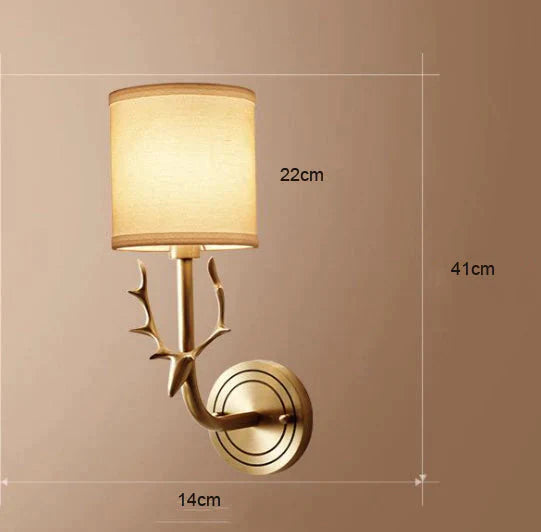 Kupferne Wandleuchte aus Kupfer im Schrankstil mit Geweih im Flur und Schlafzimmer