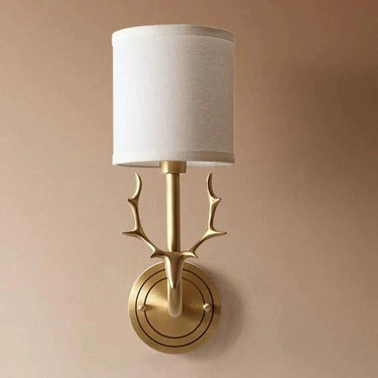 Kupferne Wandleuchte aus Kupfer im Schrankstil mit Geweih im Flur und Schlafzimmer
