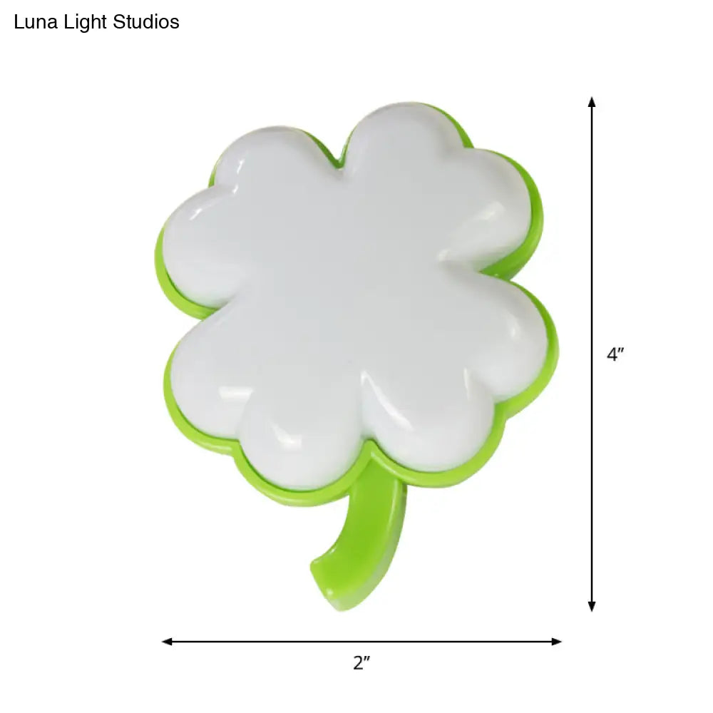 Childrens Clover Night Light With Plug-In Led Wall Lighting In Green/White