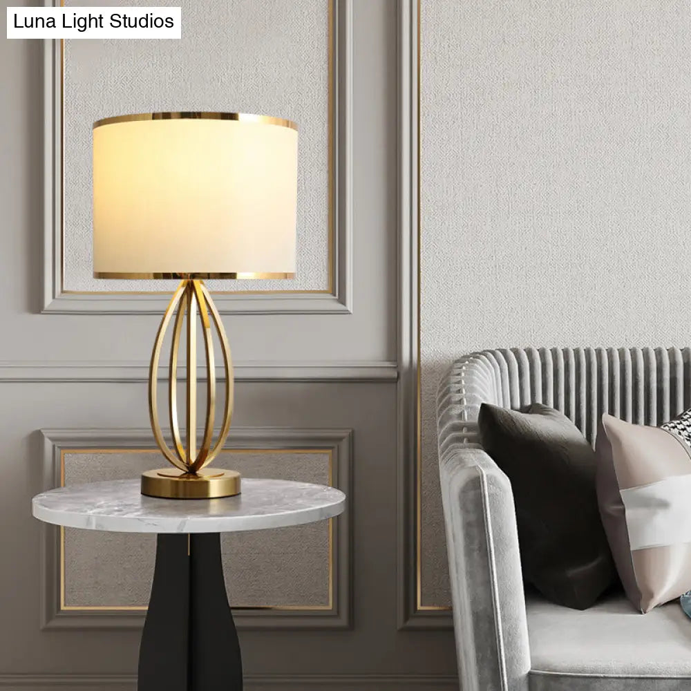 Classic Round Table Lamp With Fabric Shade - Perfect For Study Room