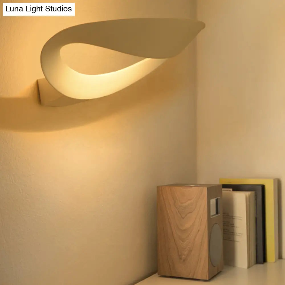 Modern Black/White Curved Shade Led Wall Sconce - Stylish Aluminum Lamp For Bedroom