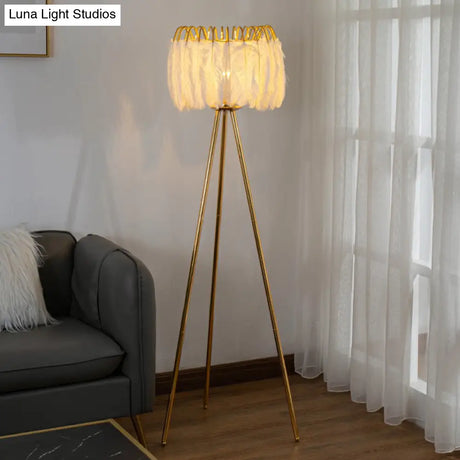 Postmodern Feather Fringe Floor Lamp With Tripod Stand - Ideal Lighting For Living Room