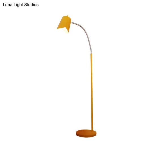 Sleek Nordic Metal Floor Lamp With Gooseneck - Perfect For Office Use