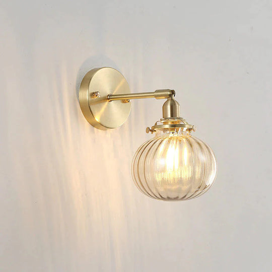 Die Nachttischlampe aus Kupfer im nordischen Schlafzimmer