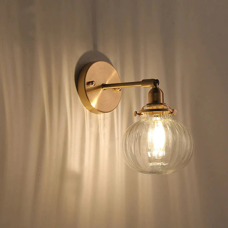 Die Nachttischlampe aus Kupfer im nordischen Schlafzimmer