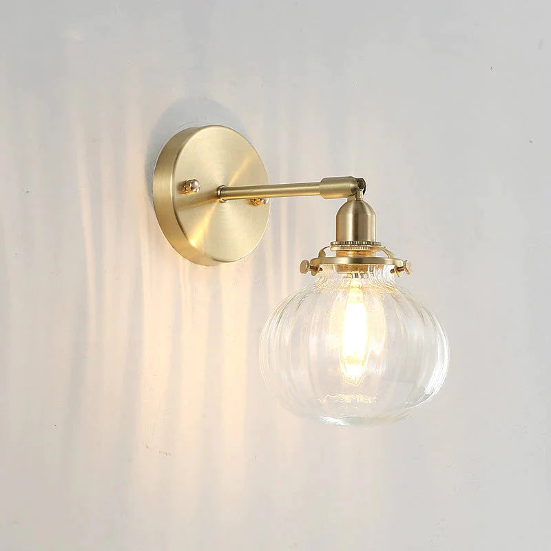 Die Nachttischlampe aus Kupfer im nordischen Schlafzimmer