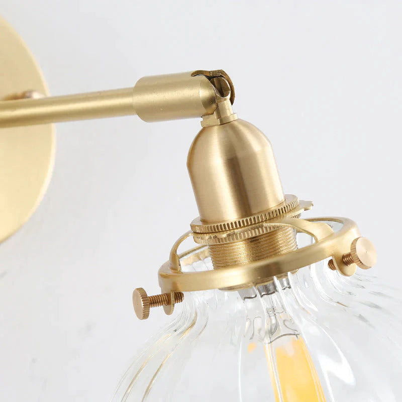 Die Nachttischlampe aus Kupfer im nordischen Schlafzimmer