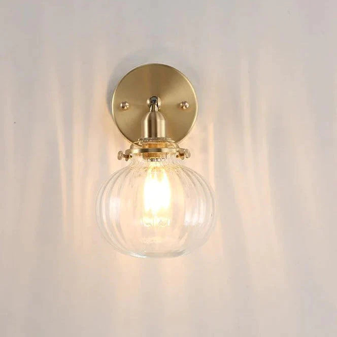 Die Nachttischlampe aus Kupfer im nordischen Schlafzimmer