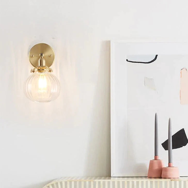 Die Nachttischlampe aus Kupfer im nordischen Schlafzimmer