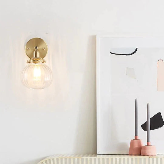 Die Nachttischlampe aus Kupfer im nordischen Schlafzimmer